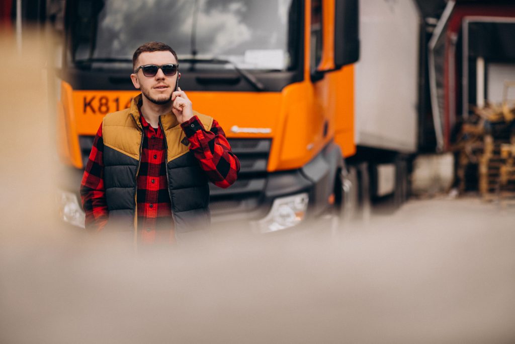 mies soittaa ajoeneuvokorjaamo
