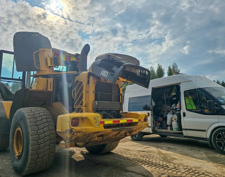 Pyöräkuormaajan vianhaku työmaalla